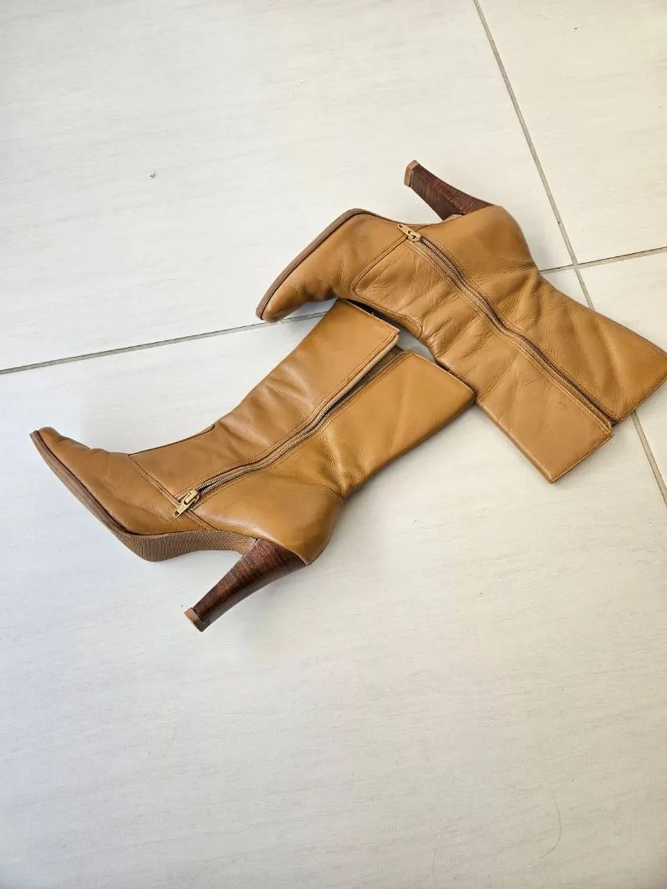 Bota de Couro Bege Clássica tamanho 35 - Elegância em Cada Passo - Foto 3