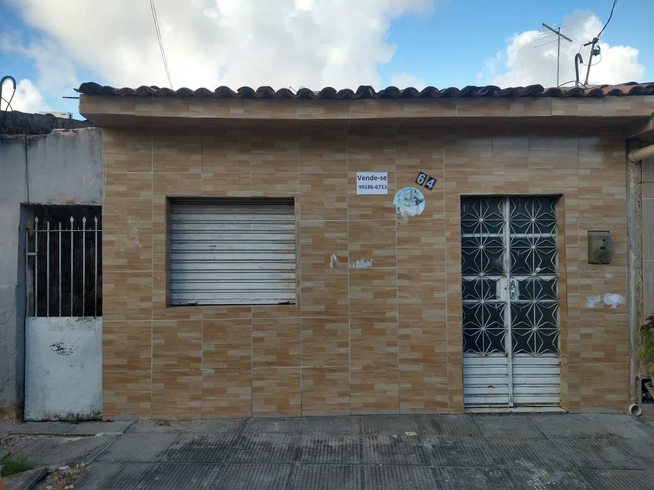 Casa no Vergel a duas ruas da principal do Vergel e próximo a uma praça.