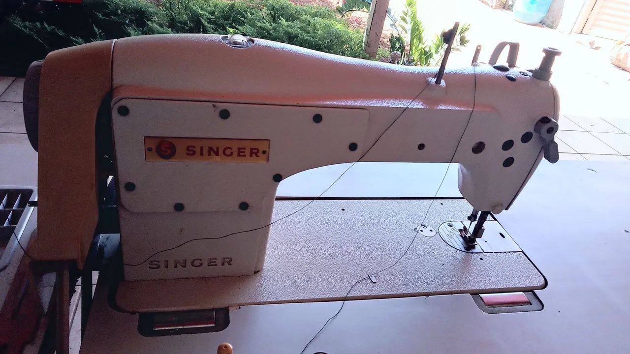 Máquina de costura Singer. - Foto 4