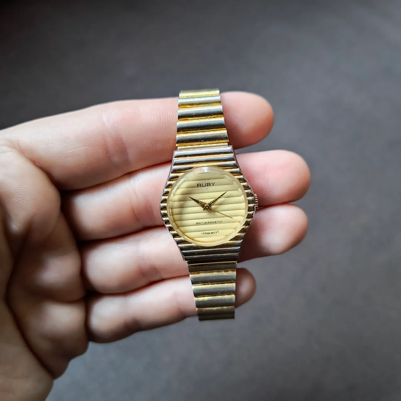 Relógio Ruby Vintage Dourado - Elegância Clássica