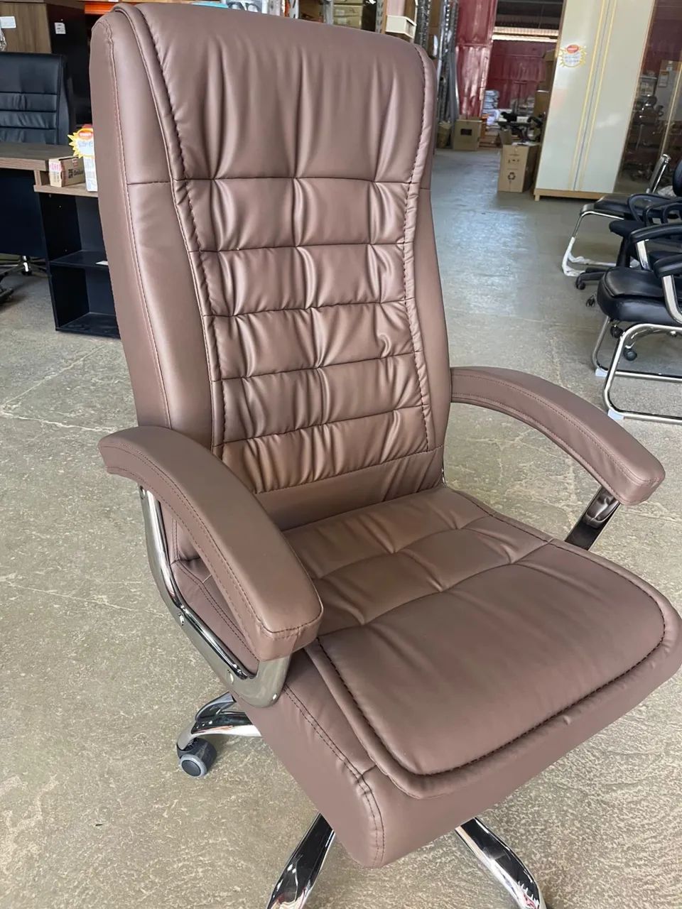 CADEIRA PARA ESCRITÓRIO PRESIDENTE LUXO COM MOLAS ENSACADAS CAFÉ - LOJA IKONMIXOFFICE 