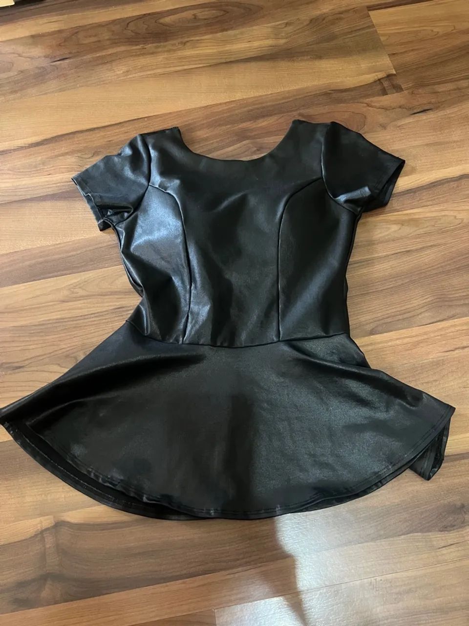 Blusinha courino com babado  - Foto 2