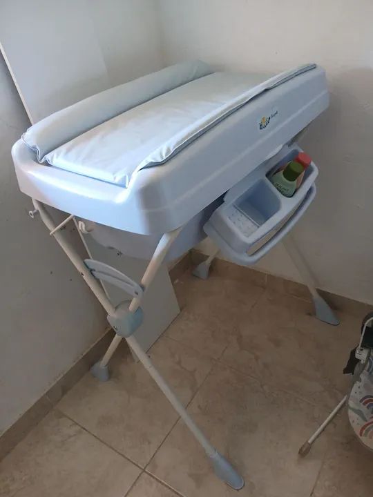 Trocador de bebê com estrutura dobrável
