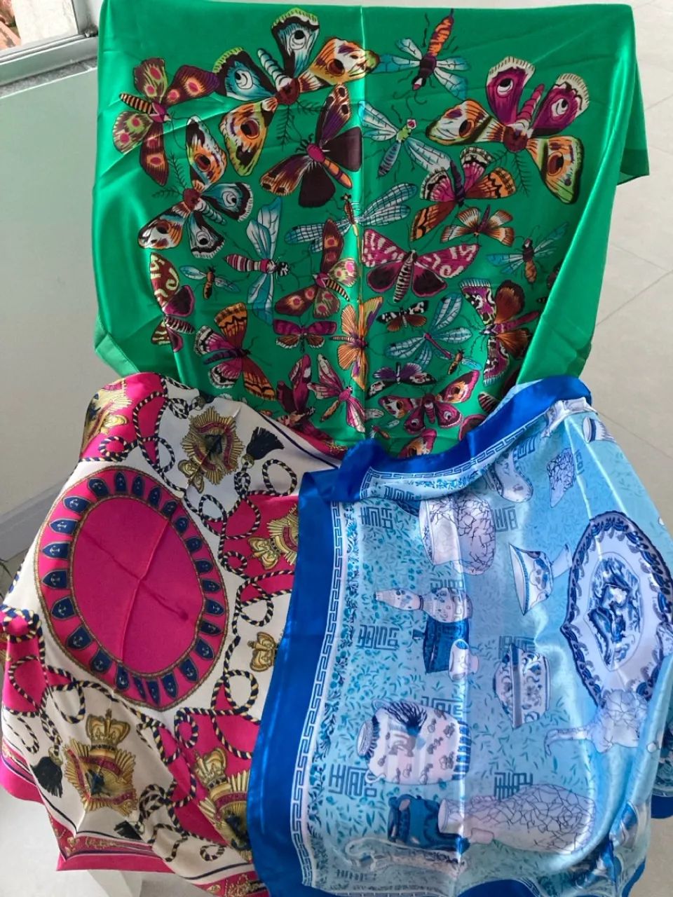 Lenços tipo seda, cetim , estampados - novos . Diversos modelos