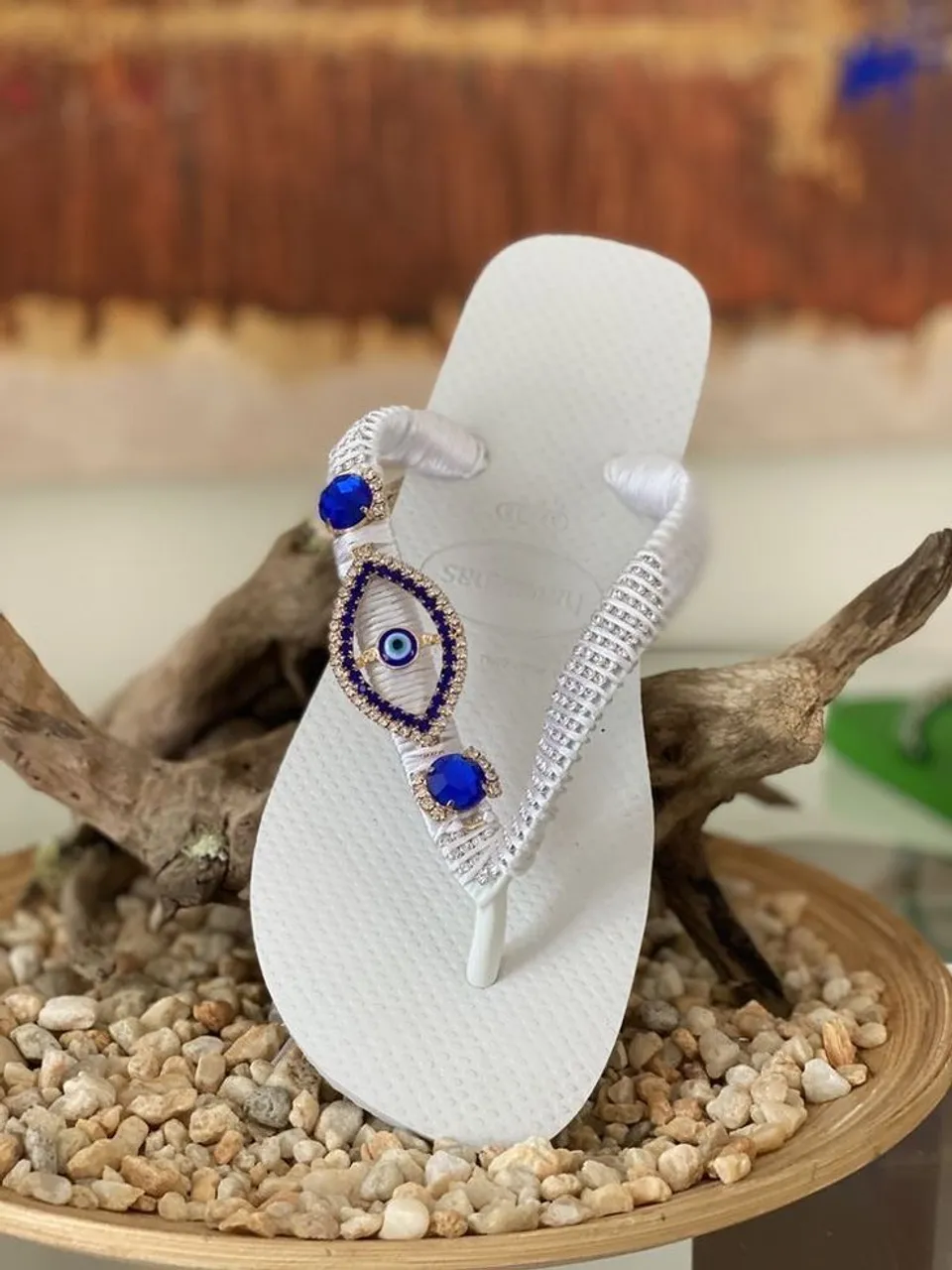 Chinelo Havaianas com Detalhe de Olho Grego e pedrarias, feita por encomenda