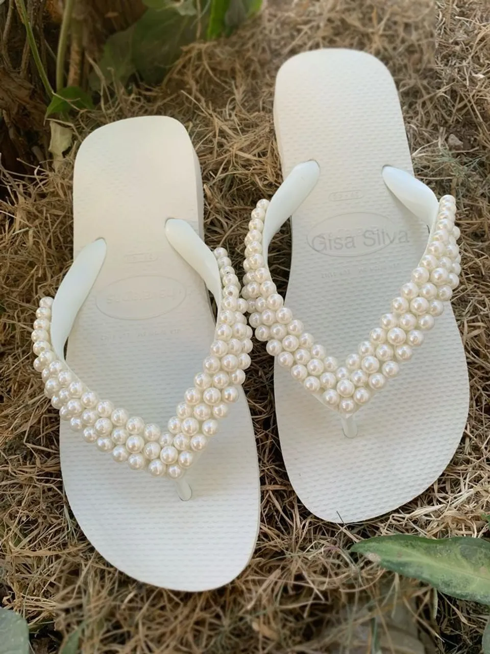 Chinelos Havaianas customizados com pérolas - Gisa Silva
