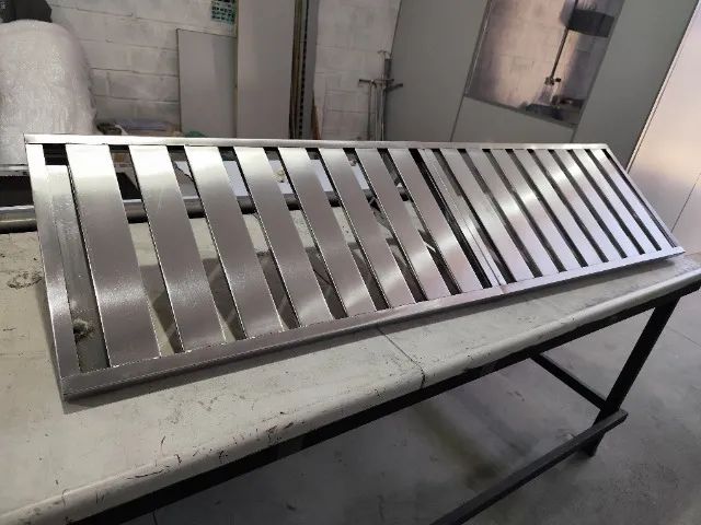 Prateleira Gradeada Suspensa em Inox com Mão Francesa