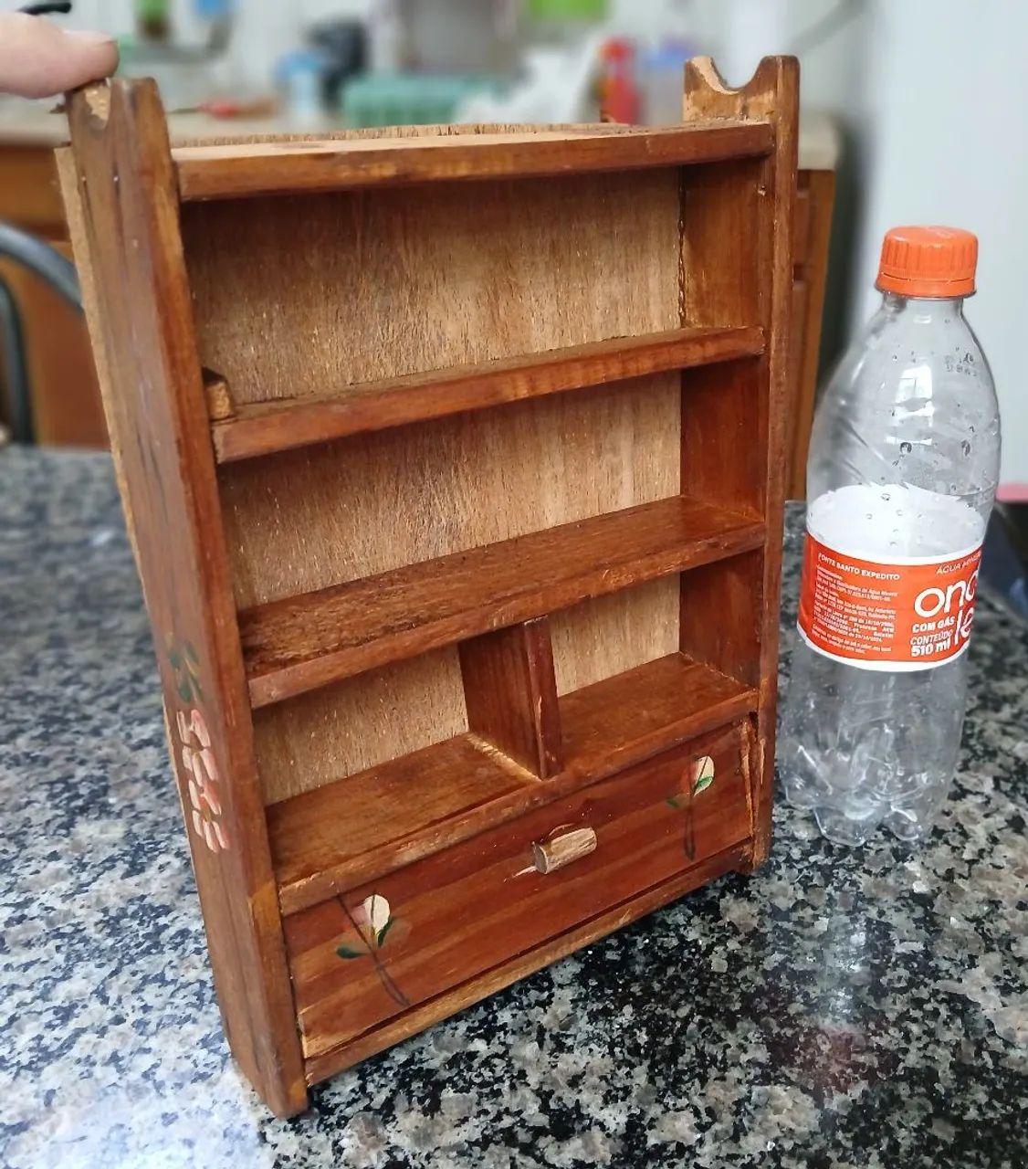 Mini armário em madeira com peças tipo porcelana  - Foto 3