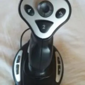 PlayStation 2 com 3 controles.