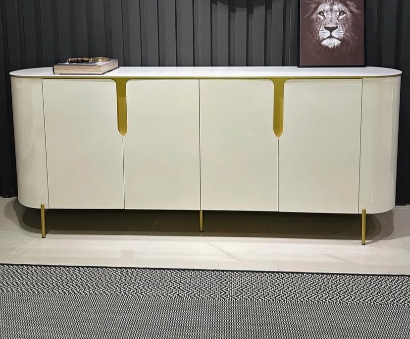 Buffet Moderno com Detalhes Dourados