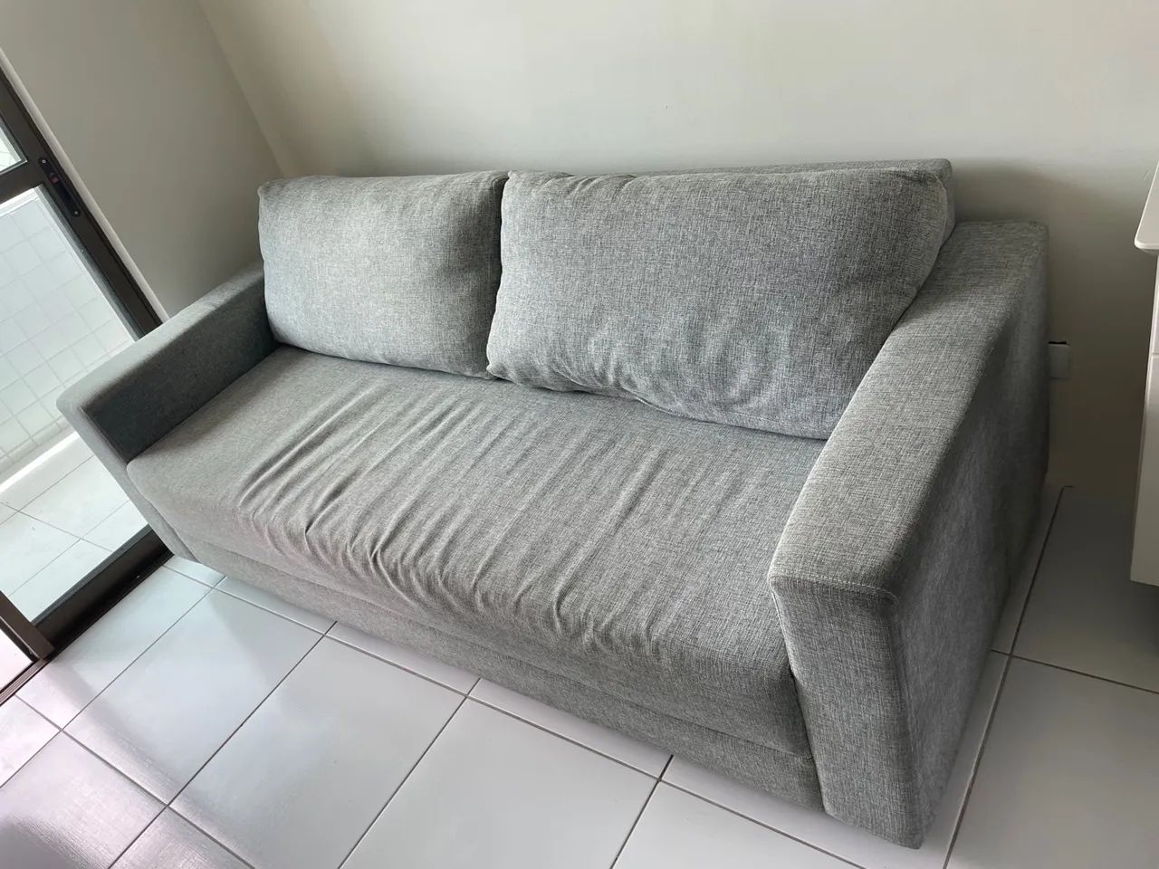 Sofá de 2 lugares cinza