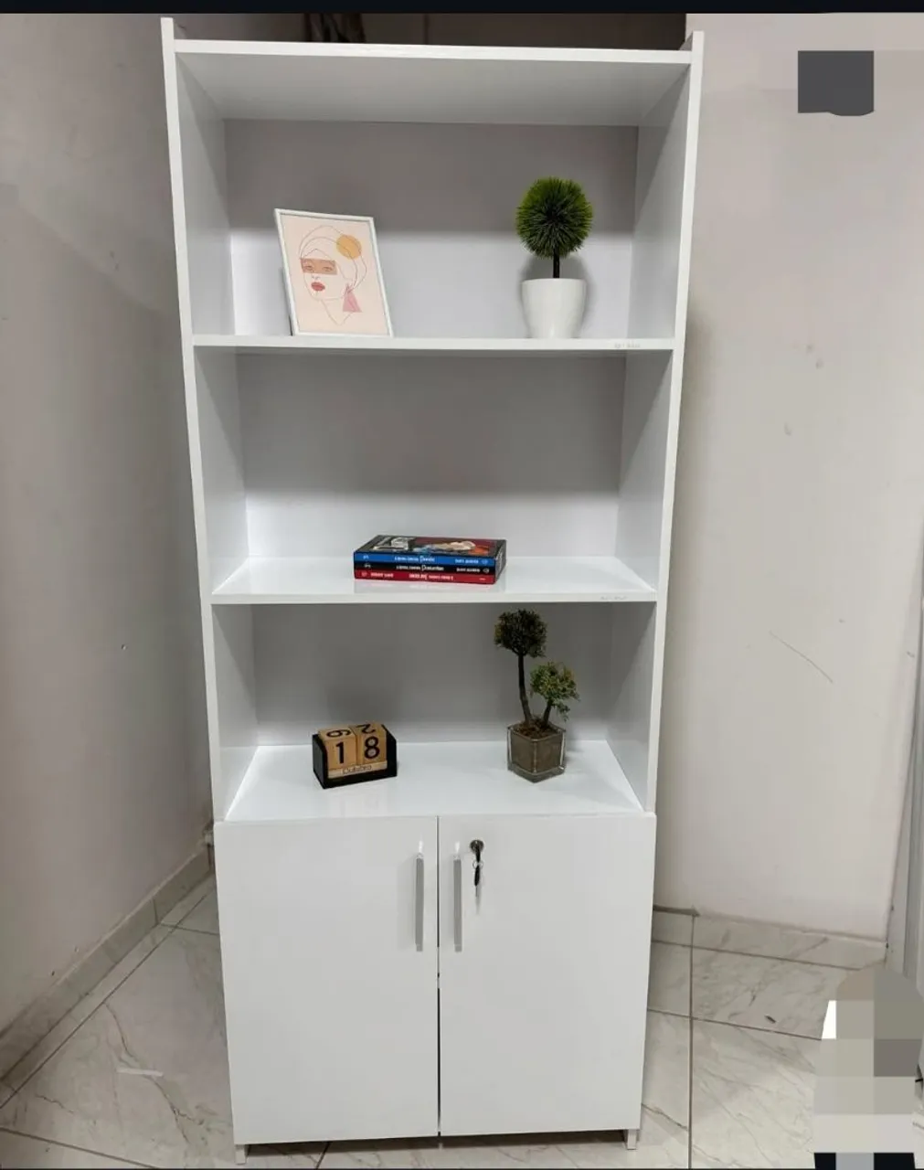 Estante de Escritório Branca com Armário