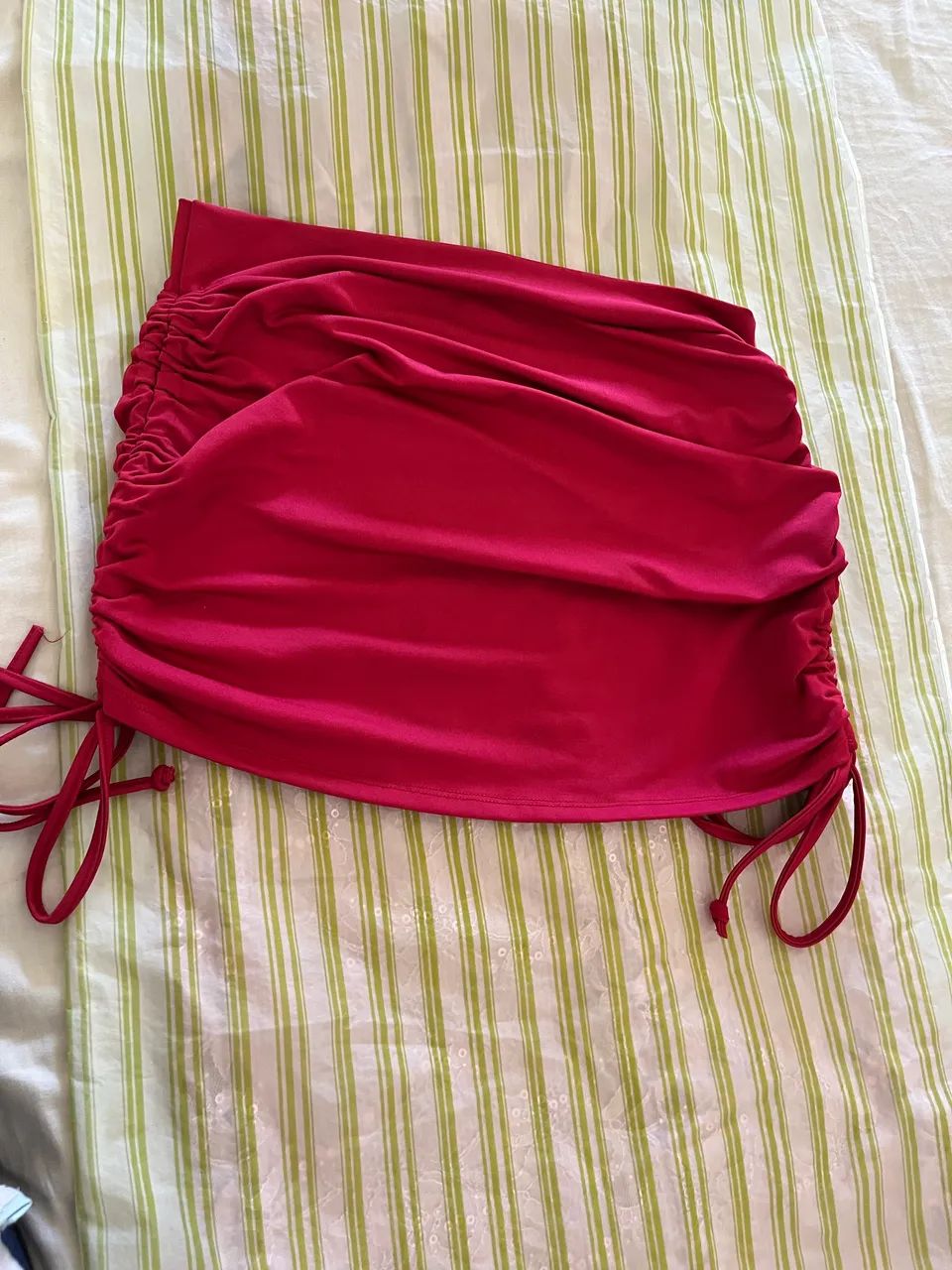 Saia vermelha com laços do lado 