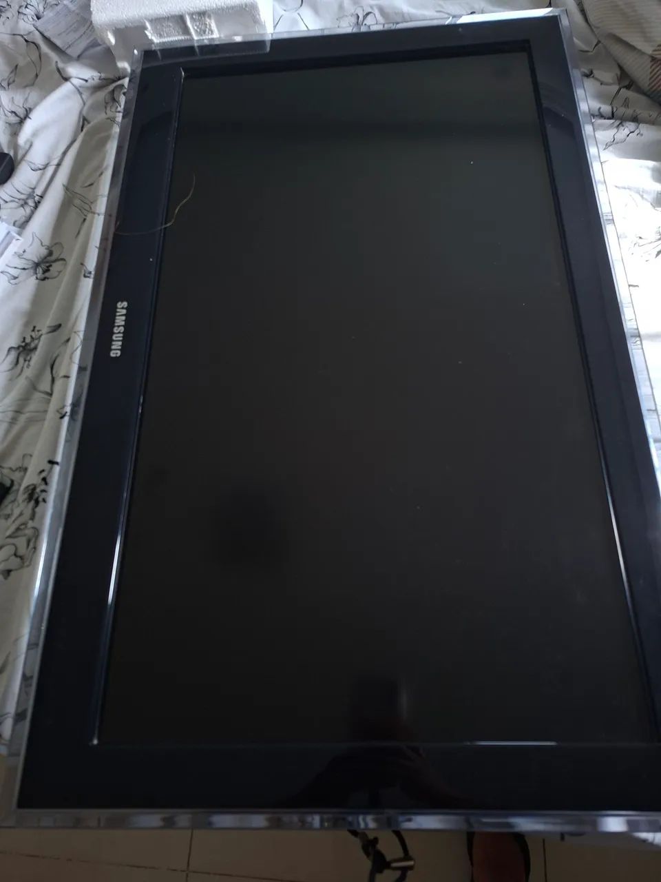 Tv LCD sanssung 32 polegadas funciona , mas apareceu uma listas nelas como ta no video - Foto 3