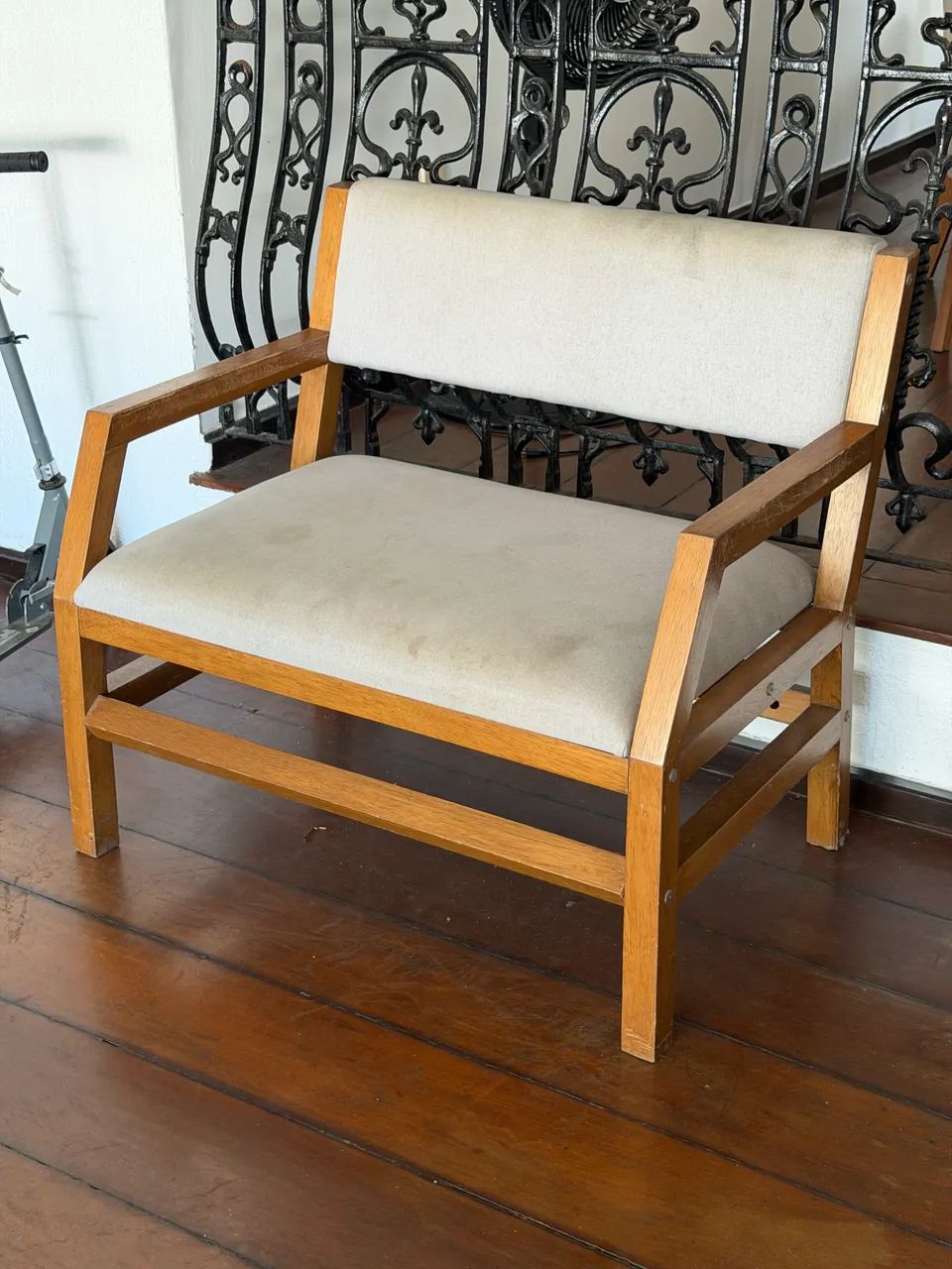 Poltrona de Madeira com Estofado Bege - 1 Lugar - Foto 3