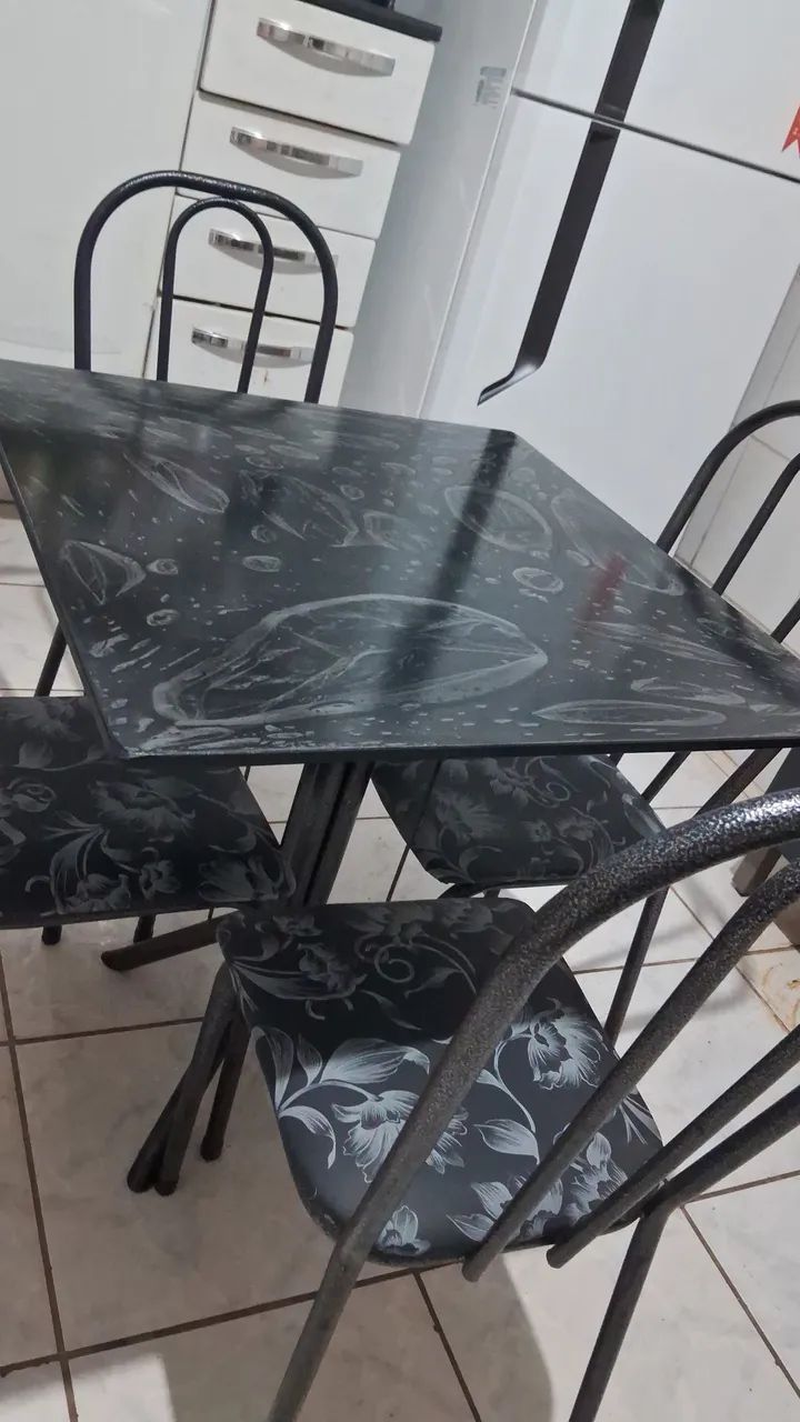 Mesa com 4 cadeiras 