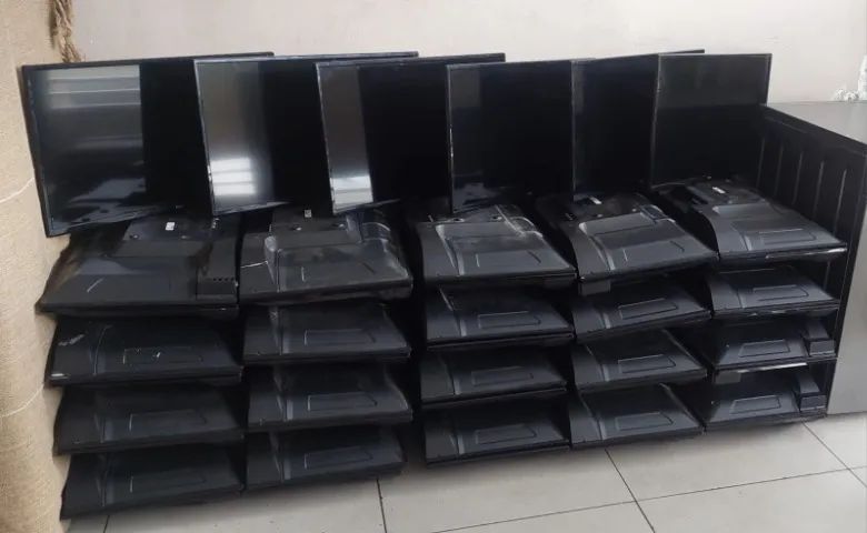 Lote 50 Tvs a maior parte elas ligam mas tela está escura na compra lote sai R$125,00 cada - Foto 5