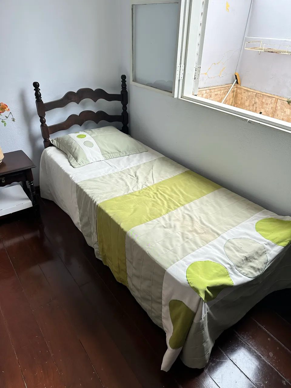 Vendo duas camas de solteiro madeira maciça  - Foto 2
