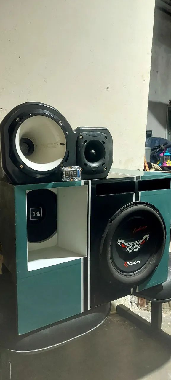 Caixa com subwoofer, médio, twitte e corneta 