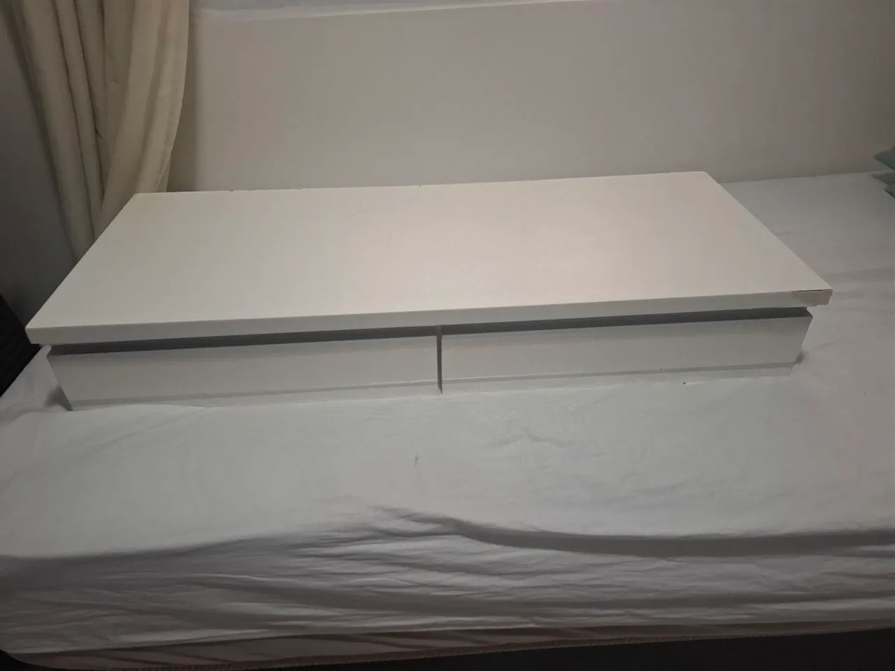 Mesa com gavetas 