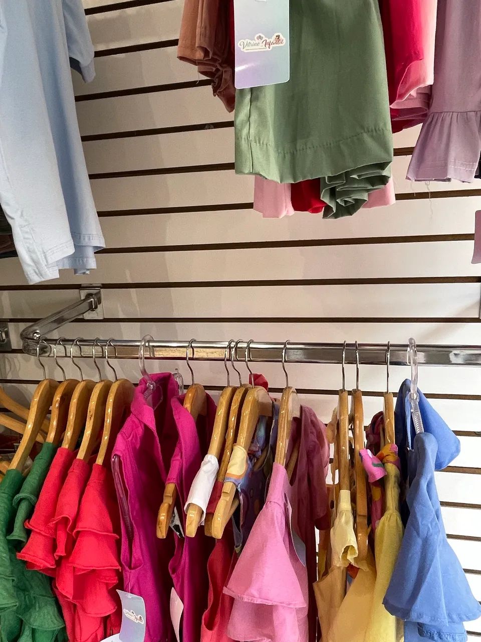 Vendo itens para loja Araras Cabides Infantil Manequins - Foto 4