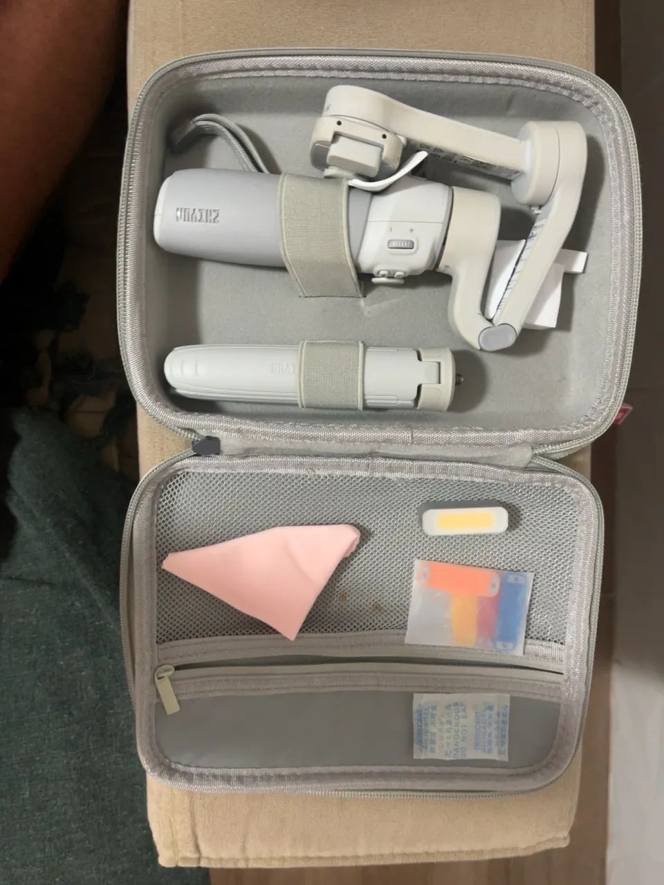 Gimbal Zhiyun Smooth Q4 Combo + Luz LED + Estojo e Tripé - Foto 2