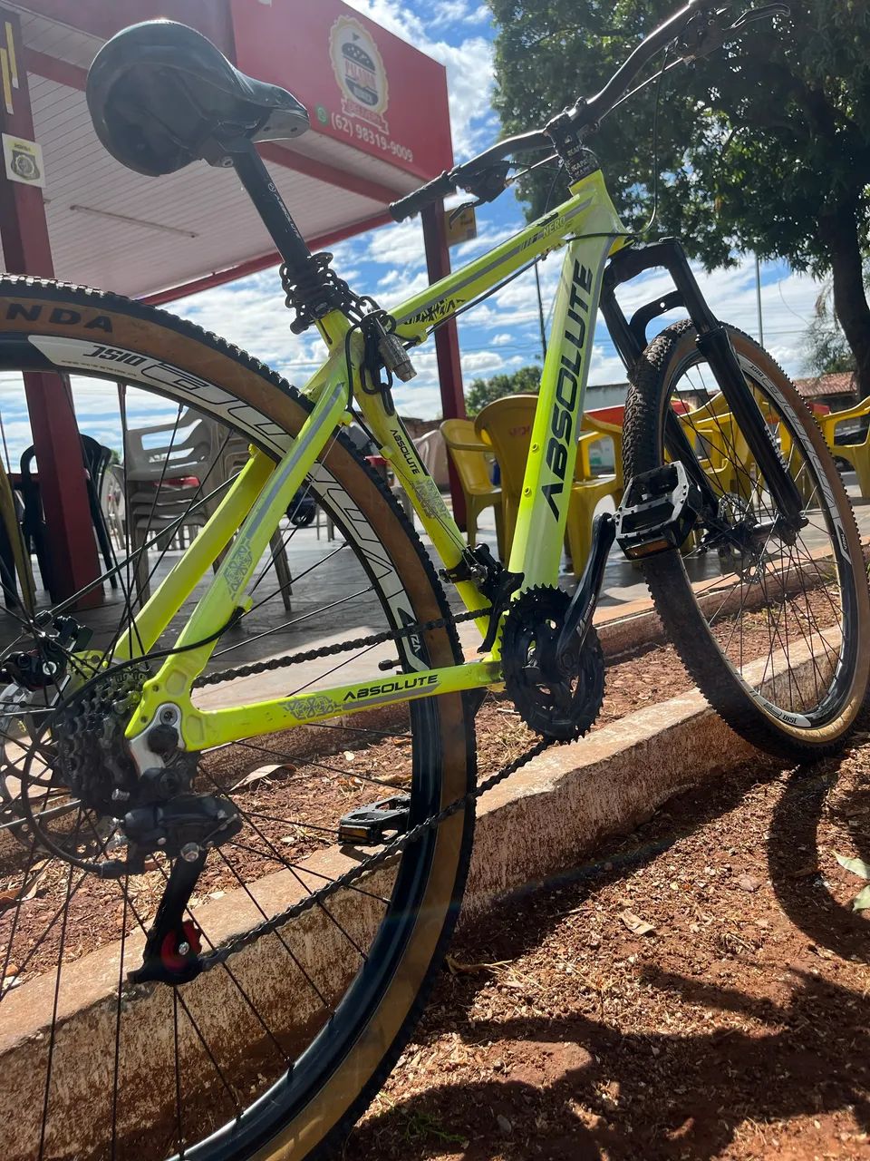 Bicicleta aro 29 absolute nero verde limão bem conservada freio a disco  - Foto 5