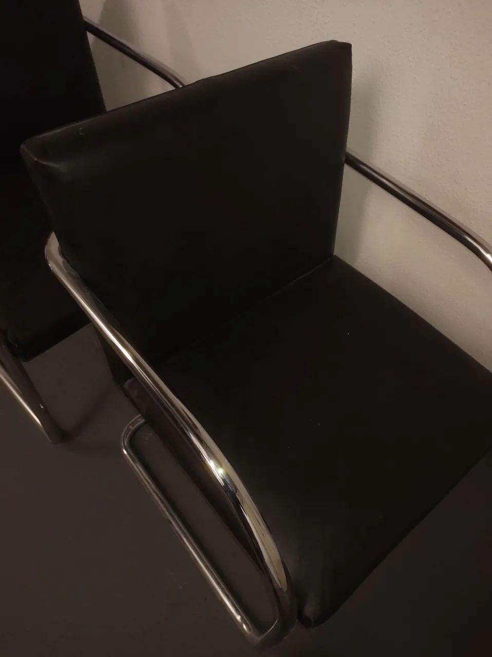 Vende-se cadeira de couro 100 as duas - Foto 3