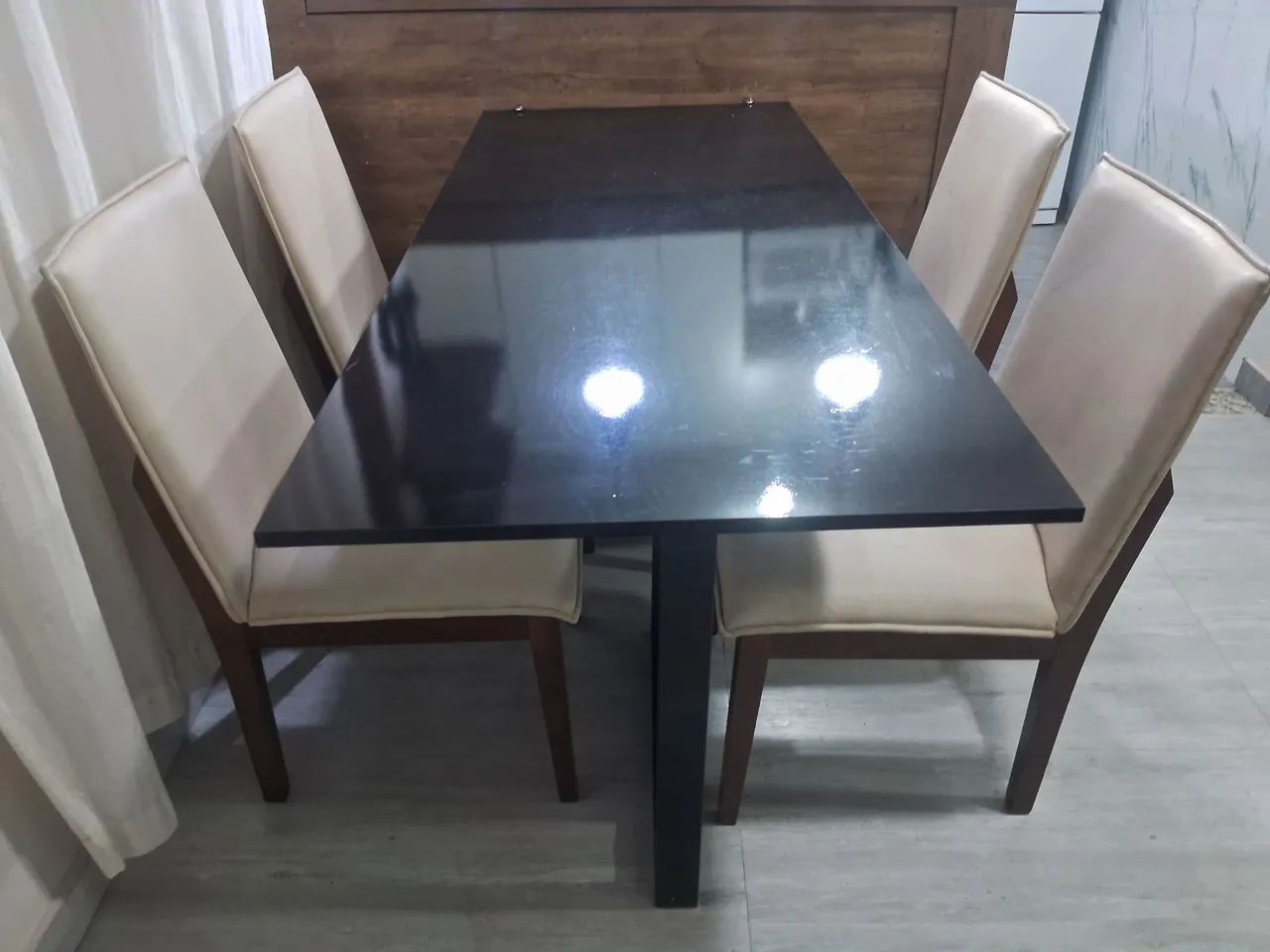 Jogo mesa com 4 cadeiras  almofadadas - excelente estado - preço de desapego  - Foto 2
