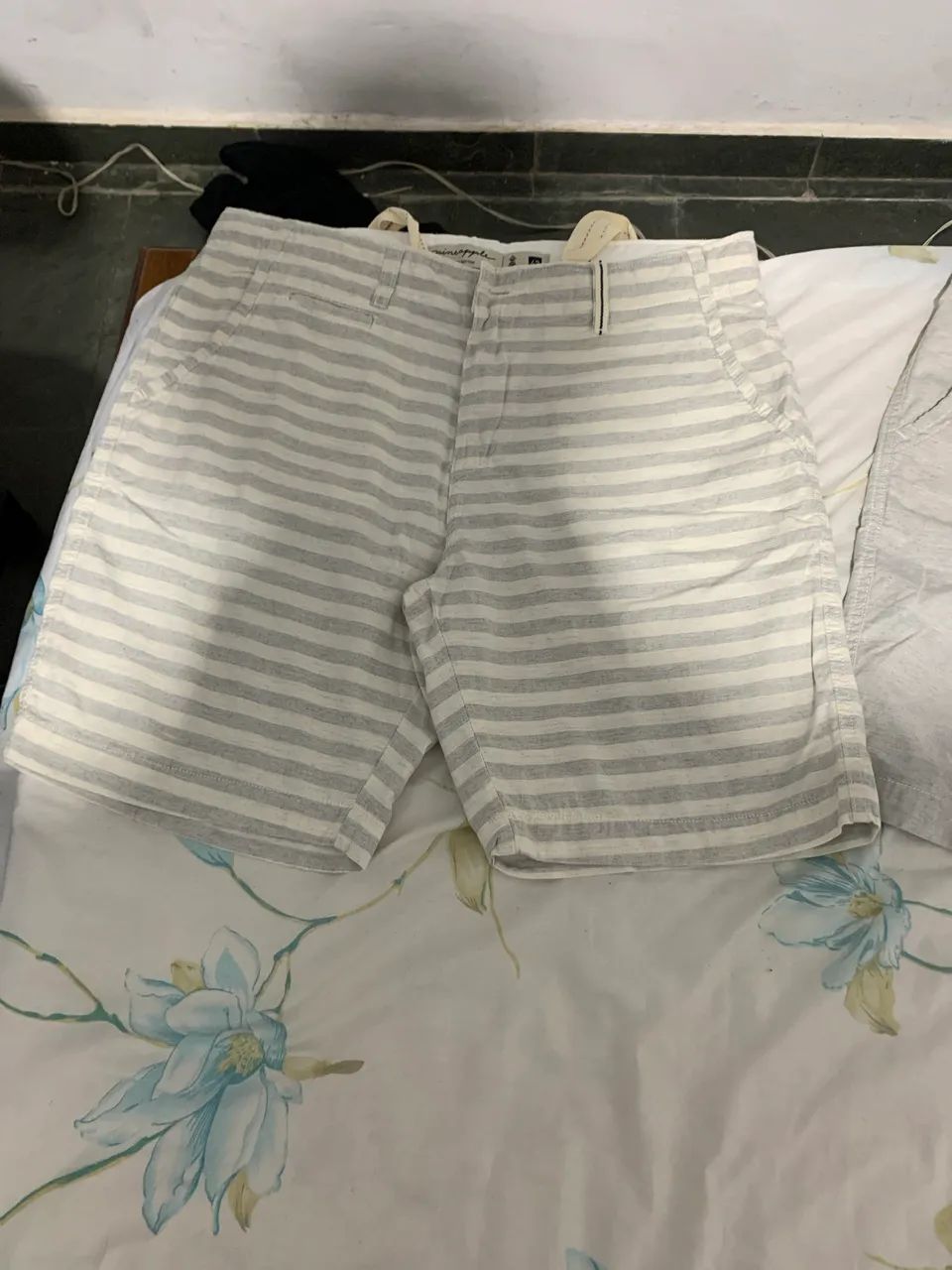 2 bermudas Pineapple washed bottom 42 top shorts
