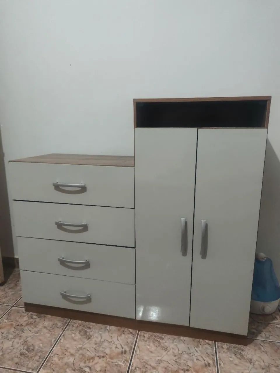 Vendo cômoda grande e espaçosa em bom estado 