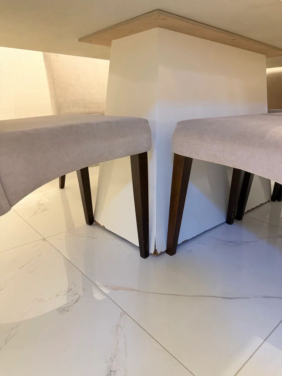 Mesa retangular com 6 cadeiras estofadas em madeira maciça   - Foto 5
