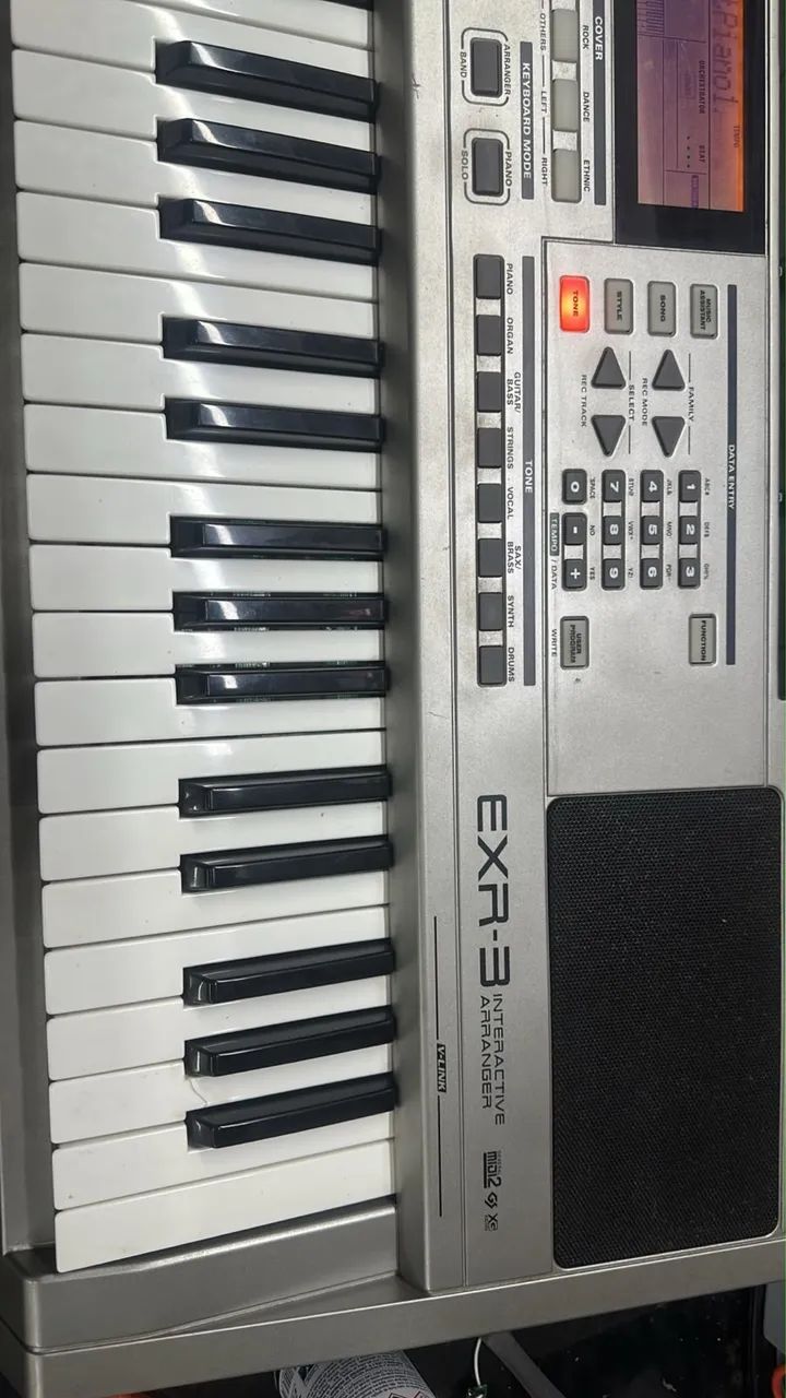 Teclado marca roland modelo EXR3 com capa e fonte 
