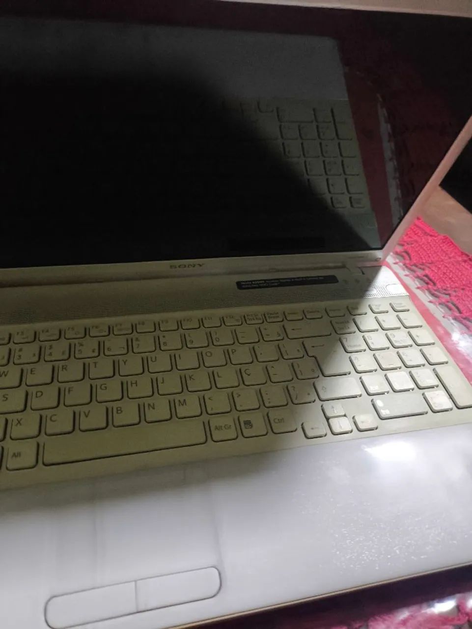 Notebook Sony vaio branco liga mas. Não dá imagem e pra retirar