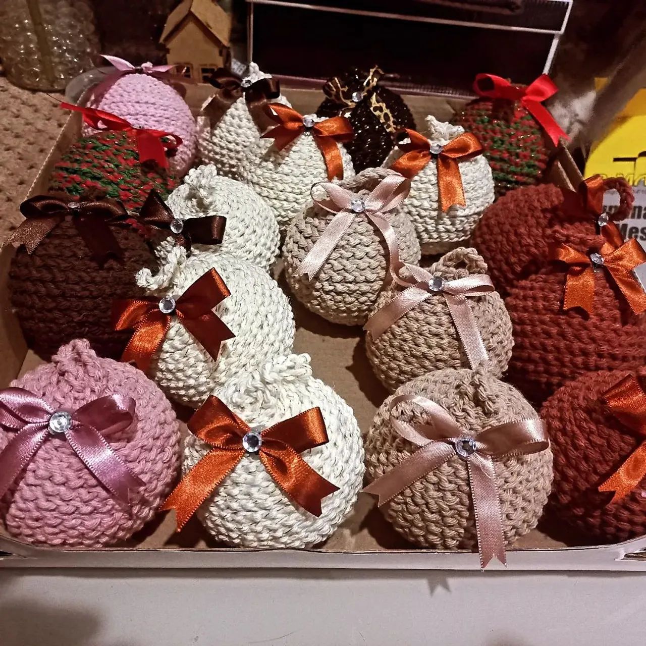 Bolinhas de Natal feitas de crochê 