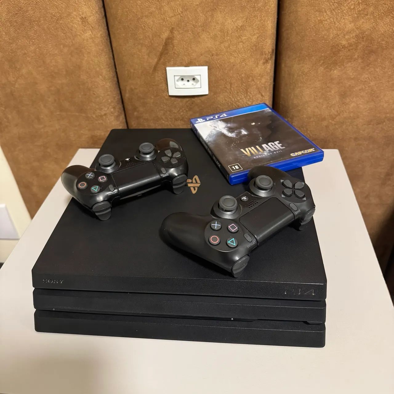 Ps4 Pro 1TB com 2 controles e jogo