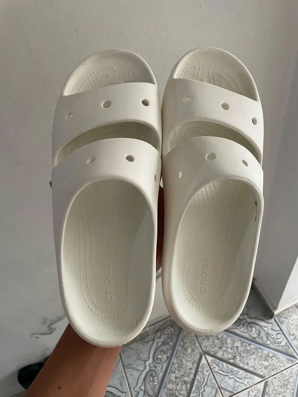 CROCS ORIGINAL PRETA E BRANCA - Foto 3