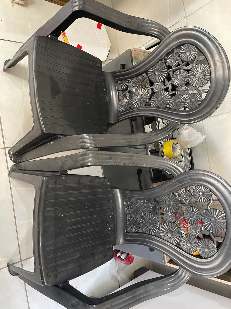 Vendo duas cadeiras de plástico novas 