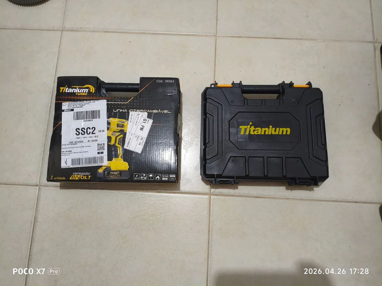 Parafusadeira Titanium com motor Brushless e com duas baterias de 21V.