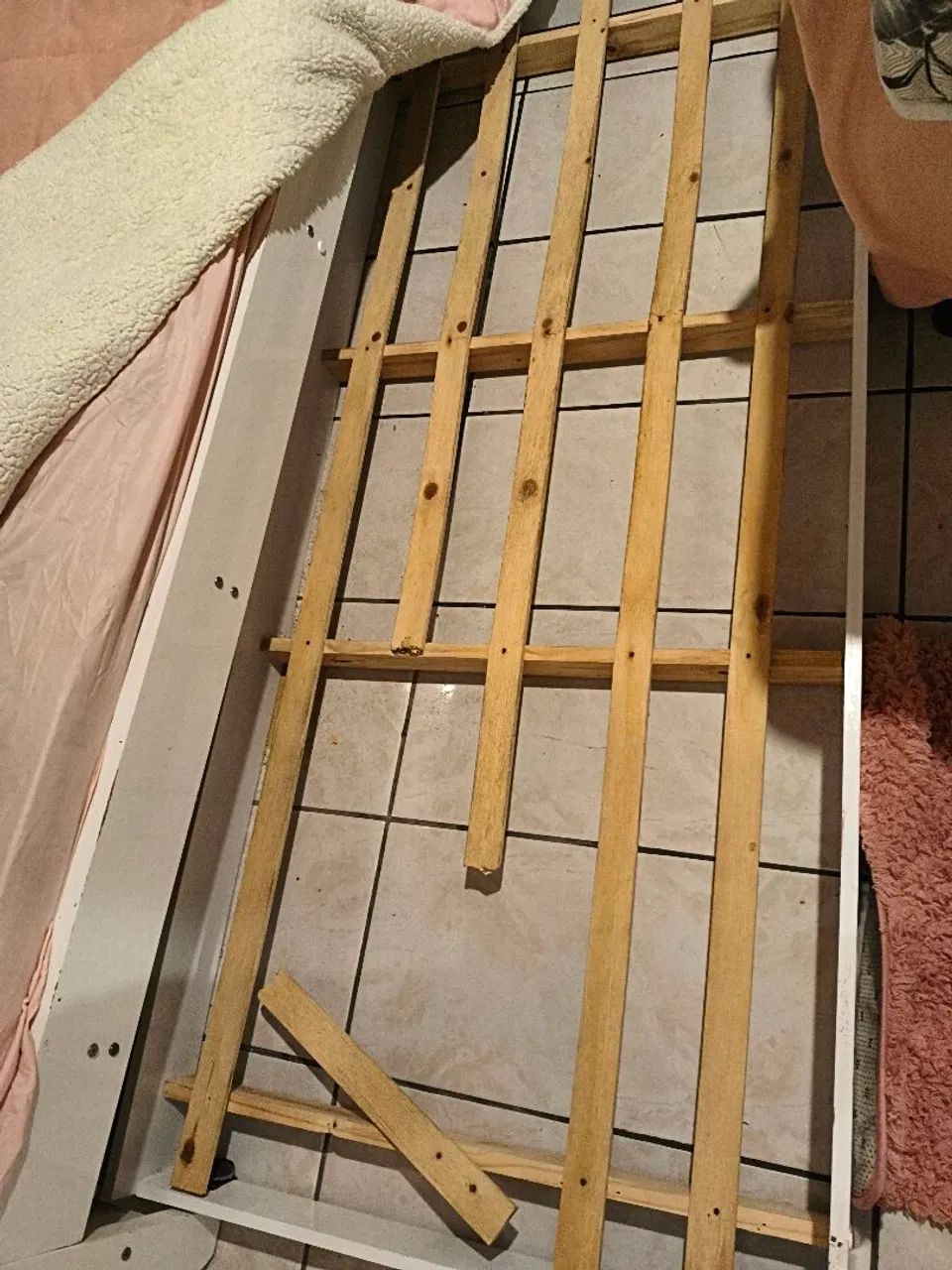 Cama DE SOLTEIRO+ auxiliar + os dois  colchões  - Foto 5