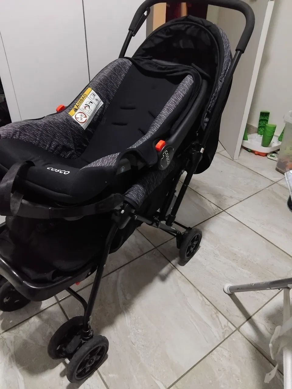 Carrinho de bebê com bebê  conforto  da marca cosco. Semi novo  - Foto 2