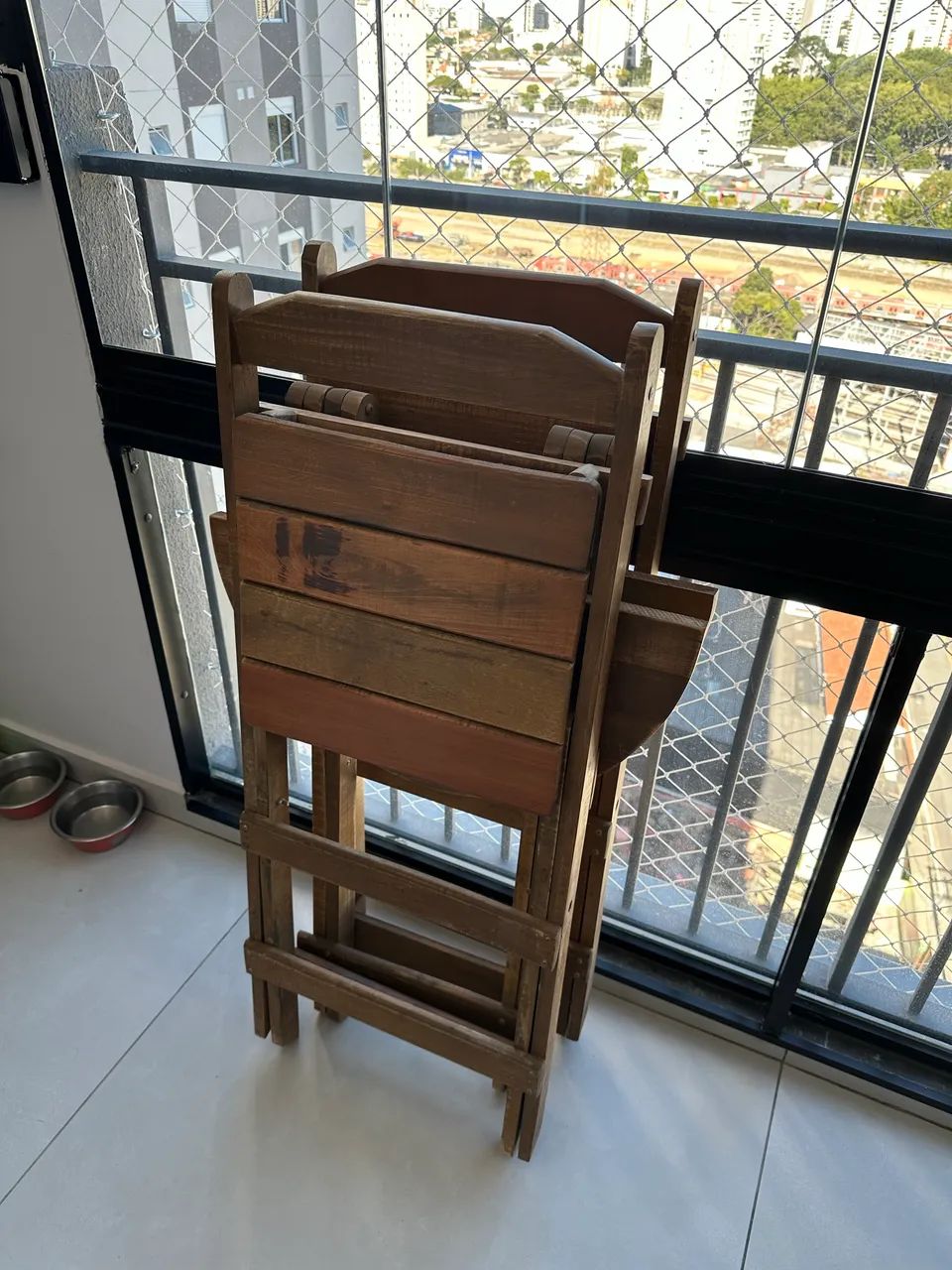Conjunto mesa e cadeiras Bistrô madeira maciça 