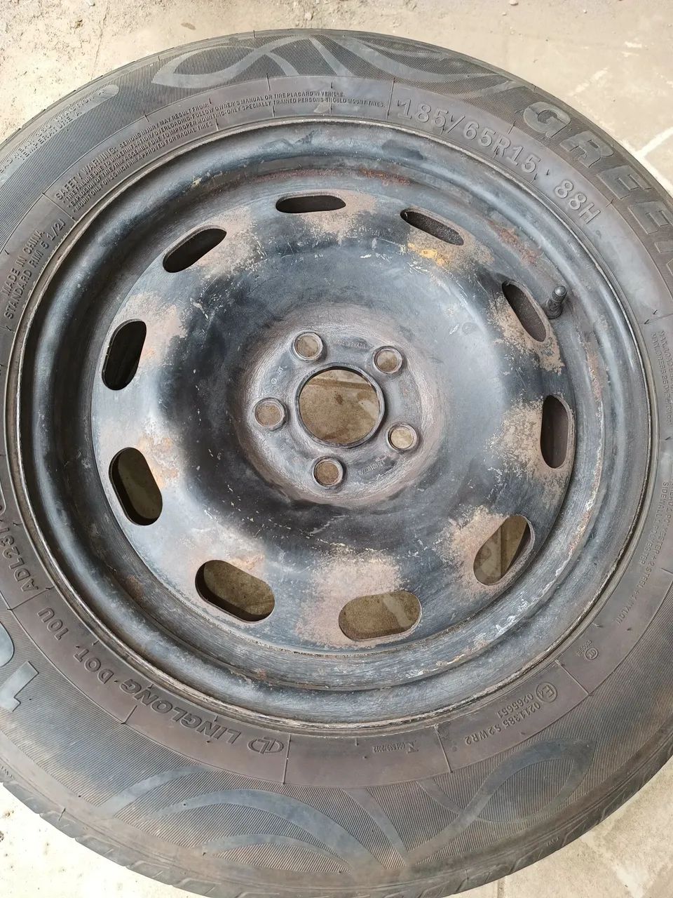 Vendo roda 5 furos com pneu em ótimo estado 