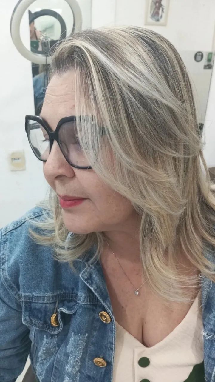 vaga cabeleireira e manicure