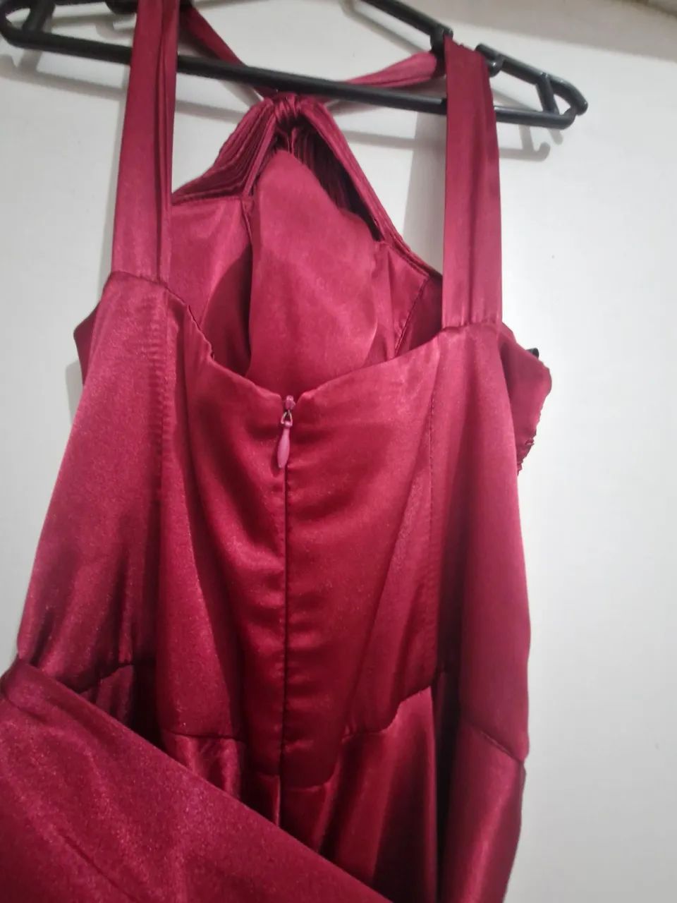 Vestido de cetim na cor cereja - Foto 4
