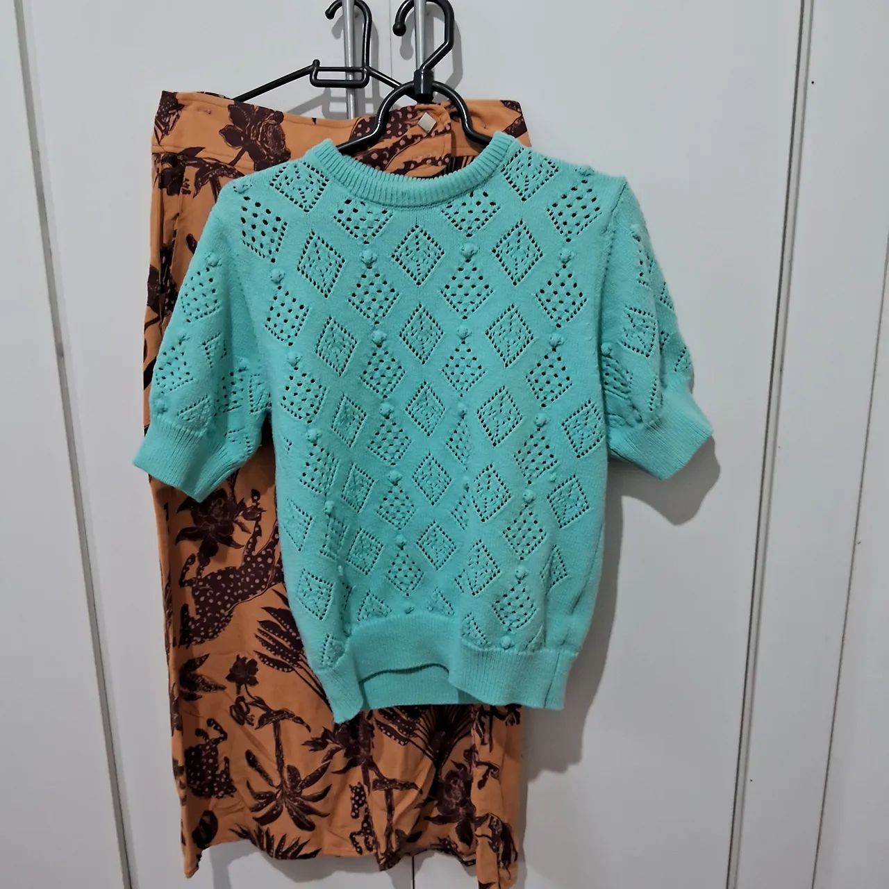 Conjunto saia de linho e blusa de tricot 