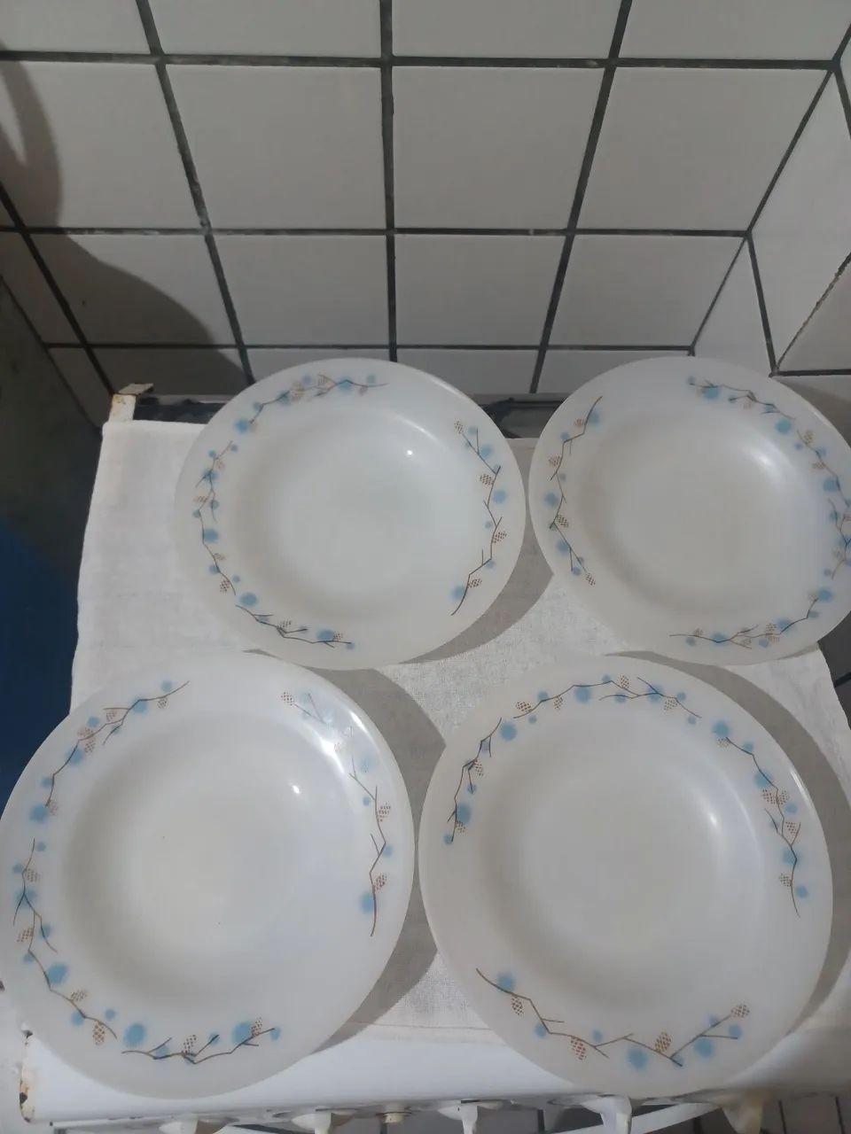 4 PRATOS FUNDOS VIDRO OPALINADO ANTIGOS 