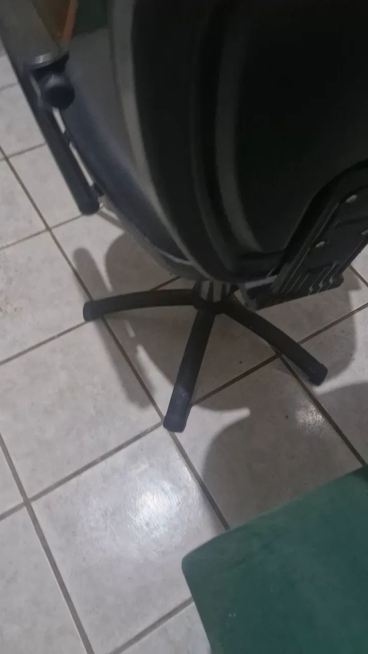 Vendo cadeira de barbeiro  - Foto 3