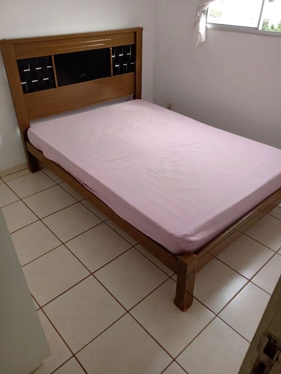 Cama e colchão de casal