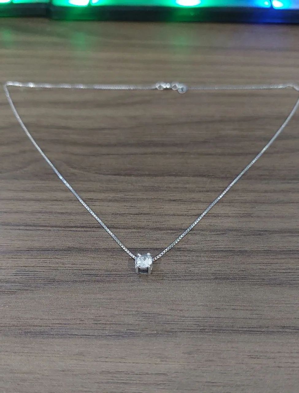 Colar de prata com ponto de luz de zircônia 